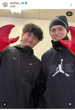 佐々木朗希投手（右）と高野脩汰投手。高野投手のインスタグラム（＠marines__34）より