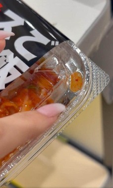 虫の上を指で叩いた（女性のX投稿から）