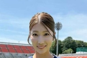 美女サッカー・仲田歩夢、ユニ姿と雰囲気変わって　巻き髪＆マフラーで「衝撃の可愛さ」「モデルさんみたい」