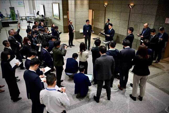 小泉進次郎防衛相。記者会見で中国側の報道に反論している
