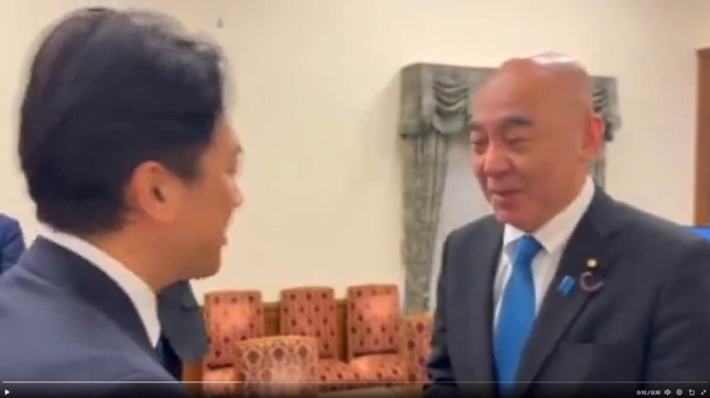ニコニコの百田尚樹代表と小泉進次郎防衛相。日本保守党がXで公開した動画から
