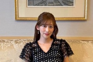 元NHK中川安奈アナ、公園の遊具で「うさぎポーズ」かわいすぎ　ミニ丈×ショートブーツの全身ショットも