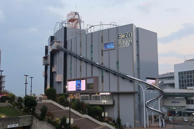 商業施設、「BOSS E・ZO FUKUOKA」（ボス イーゾ フクオカ）。1階にHKT48の劇場、7階に、よしもと福岡劇場が入居している