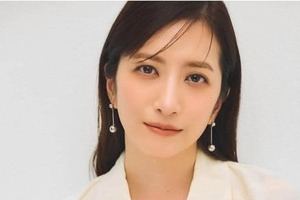夫は中丸雄一...元日テレ・笹崎里菜アナ、肩出し＆ノースリーブでニコっ　「終始そわそわ」雑誌グラビア話題