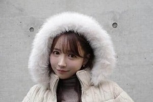 三上悠亜、ミニ丈×ブーツの冬コーデで...片足上げポーズを　「女神」「かわい～」異次元の美貌