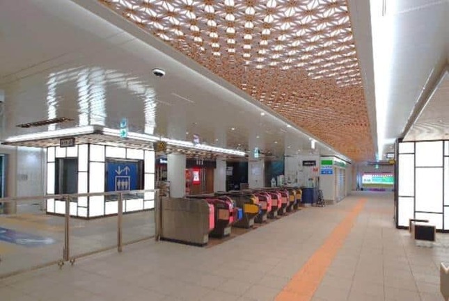 リニューアル後、天井材が落下する前の青砥駅構内（リリースより）