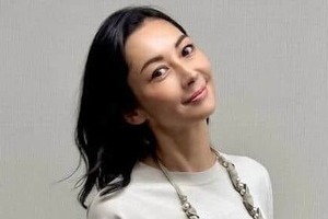 伊東美咲48歳、真っ赤なネイルの両手を顔に添え...国宝級の美貌に激震　「究極にお綺麗ですねっ」