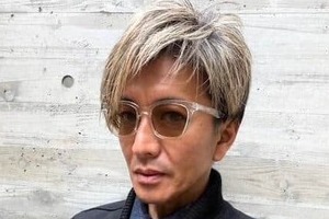 木村拓哉、国民的スターのオーラダダ漏れ　スーツ姿で最強ビジュ...ポケットに手を入れ決めポーズ