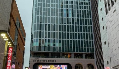 舞台に花を投げ込み「思わぬ事故につながる恐れ」、東宝が注意喚起　King Gnu井口理さん主演