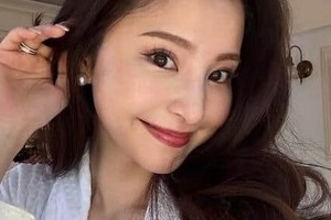 サッカー堂安律の美人妻・明松美玖、ポニテにまとめ「激カワ」　真っ白コートで「大人きれいめコーデ」