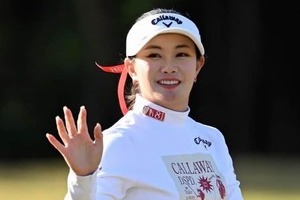 女子ゴルフの河本結、艶やかピンクのロングドレス姿　大ぶりネックレスがキラリ...セレブな美貌がダダ漏れ
