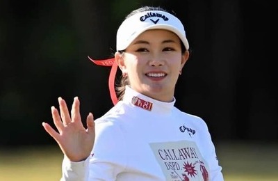 女子ゴルフの河本結、艶やかピンクのロングドレス姿　大ぶりネックレスがキラリ...セレブな美貌がダダ漏れ