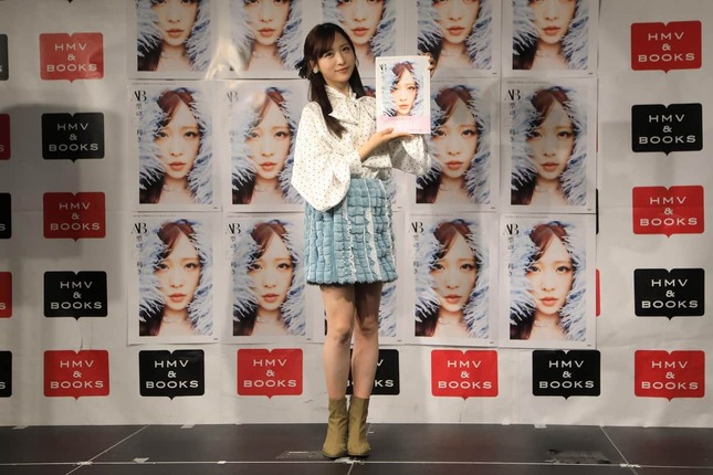 小栗有以さんの全身カット
