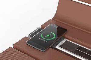 スマホを置くと充電できて「凄い！画期的」　調布市が設置した「あるもの」とは