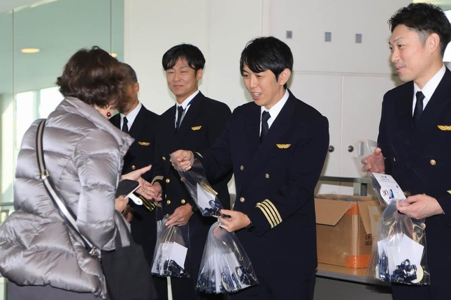搭乗時にはパイロットが記念品を手渡した