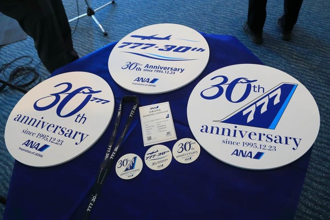 乗客に渡された記念品。記念ステッカーやストラップなどがプレゼントされた