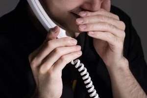 「大阪府警なのに東京弁ですね」ニセ警官からの特殊詐欺電話が変だぞ　電話の向こう側でコソコソ相談の末に