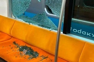 江ノ島線で窓ガラス大破、乗客「ビキッと妙な音」証言　小田急は原因調査中「外的要因を視野に」