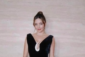 トップモデルのミランダ・カー42歳、超ミニドレスで投げキッス　夫は7歳年下イケメン超大物CEO