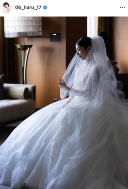 波瑠さんのインスタグラム（＠06_haru_17）より