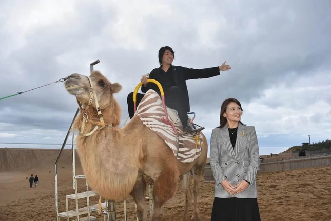 鳥取砂丘を観光する宮崎謙介氏と金子恵美氏（鳥取県のプレスリリースより）