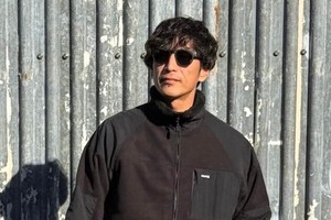 伊勢谷友介49歳、かっこよすぎ激変パーマのヘアスタイル×サングラスで　口元にはピアスがキラリ