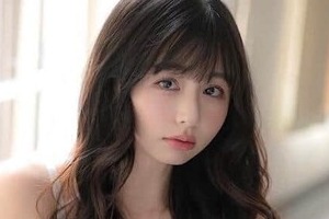 人気インフルエンサー・くりえみ、脚ながっ...黒レースのミニワンピで神スタイル　指を頬に添え...色気にドキっ