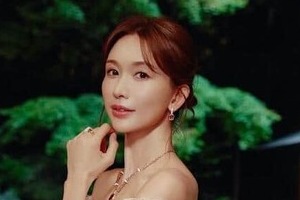 トップモデルのリン・チーリン51歳、ピンクのドレスで色気ダダ漏れ　すらり神スタイルの美貌