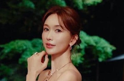 トップモデルのリン・チーリン51歳、ピンクのドレスで色気ダダ漏れ　すらり神スタイルの美貌