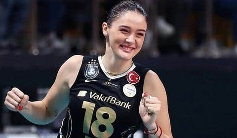 トルコ美女バレーボーラーのゼフラ・ギュネシュ、超ミニのフォーマルコーデで...198cm異次元スタイルの衝撃