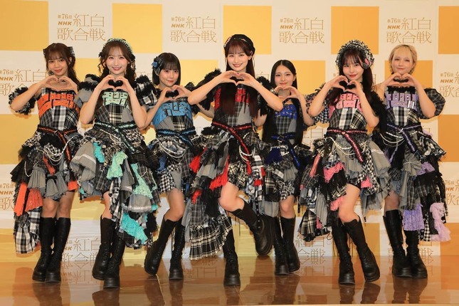 笑顔でポーズを見せるCANDY TUNE（キャンディーチューン）のメンバー。前列左から小川奈々子さん、立花琴未さん、村川緋杏さん。後列左から南なつさん、福山梨乃さん、桐原美月さん、宮野静さん