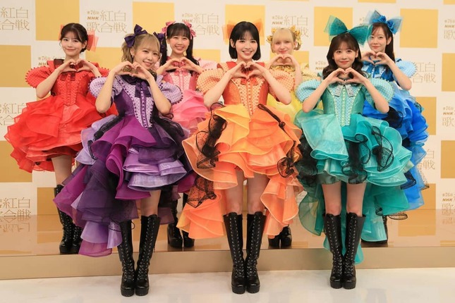 姉貴分のFRUITS ZIPPER（フルーツジッパー）も初出場を決めた。前列左から仲川瑠夏さん、鎮西寿々歌さん、櫻井優衣さん。後列左から月足天音さん、松本かれんさん、早瀬ノエルさん、真中まなさん