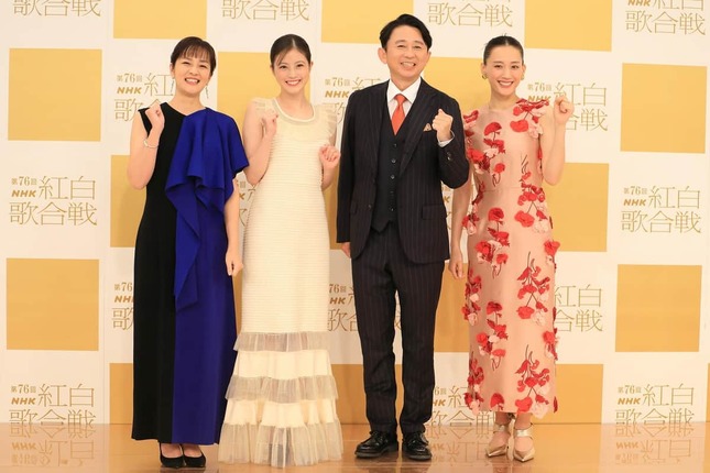 笑顔を見せる司会4人。左から鈴木奈穂子アナウンサー、今田美桜さん、有吉弘行さん、綾瀬はるかさん