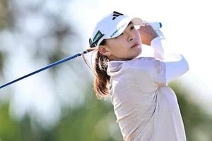 女子ゴルフの渋野日向子、お馬さんポーズでお茶目に新年あいさつ　ジャケット姿も新鮮...かわいさ限界突破