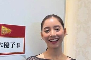 新木優子、ミニ丈黒ドレス×レースタイツで異次元スタイル...色気にドキっ　「本当に美しい」「最高に綺麗」