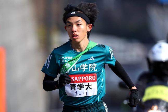 箱根駅伝で往路5区を疾走する青山学院大の黒田朝日選手（写真：アフロ）
