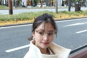 サッカー堂安律の美人妻・明松美玖、ボーダーのワンピ姿で「激カワ」笑顔ショット　「本当いつも可愛い」