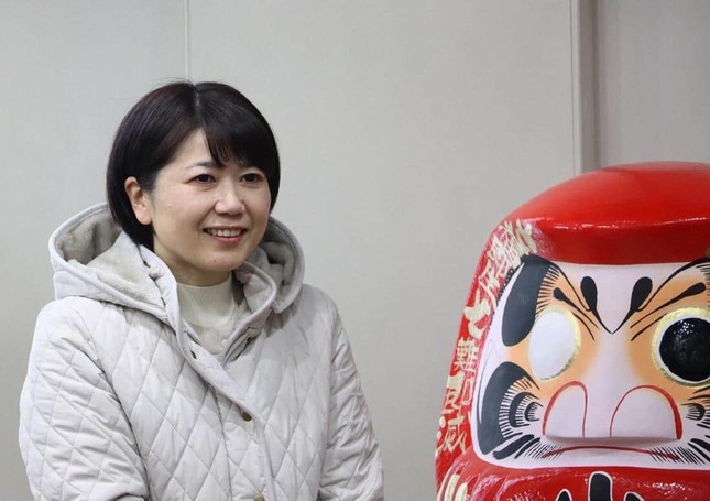 小川氏の事務所にて。達磨に目を入れる場面もあった