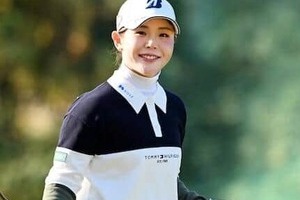 女子ゴルフの吉田優利、初の猫カフェへ　おやつをあげて満喫中...笑顔ダダ漏れショット