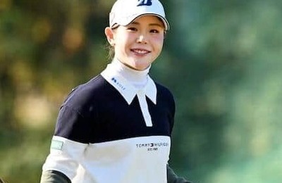 女子ゴルフの吉田優利、初の猫カフェへ　おやつをあげて満喫中...笑顔ダダ漏れショット