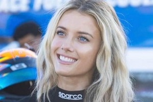 美女レーサーのリンジー・ブルワー、タイトな白ドレスで...衝撃の神スタイル　夜景をバックに笑顔