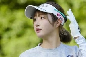 女子ゴルフの都玲華、タイトな黒ミニワンピで...かわいさ限界突破　ゴルフウェア姿と雰囲気変わって