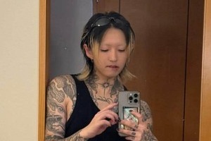 「YOASOBI」Ayase、黒髪で印象激変「かっこよすぎ」　首＆手にはタトゥーびっしり