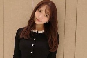 三上悠亜、白ミニスカのコーデでかわいさ限界突破　「色気やばすぎ」「ビジュ最高」神スタイル