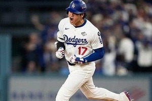 大谷翔平の愛犬デコピン、かわいすぎ！無邪気にスタジアム駆け回る　「微笑ましい」「楽しそう」