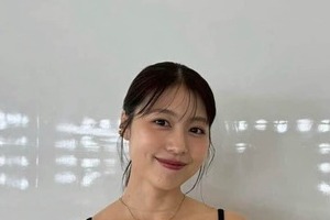 有村架純、真っ赤なミニスカートのコーデでかわいすぎ　「本当にオシャレ」「いつ見ても綺麗」