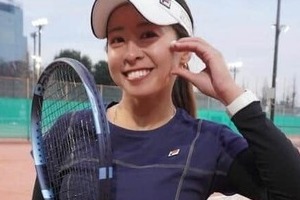 美女プロテニス園田彩乃、マフラー×ニットの私服コーデで「めちゃくちゃかわいい」　ユニ姿と雰囲気変わって