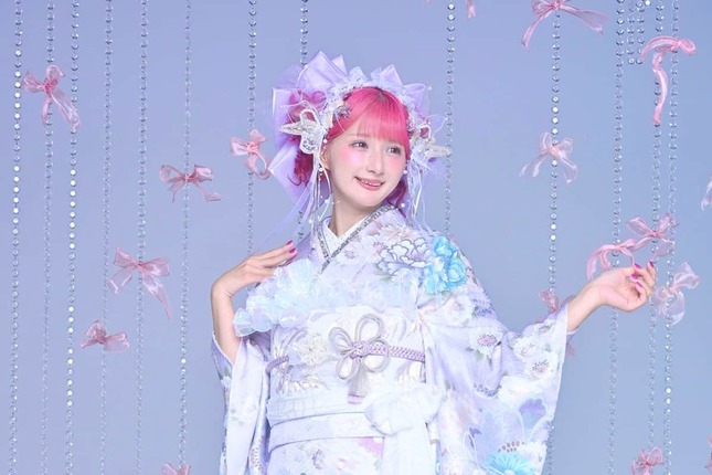 しなこさんの鮮やかな振袖姿、Xで披露した