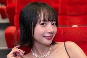 「役満ボディー」岡田紗佳、ドキっ...黒髪ぱっつんになって「激カワ」ショット　「控えめに言って最高」