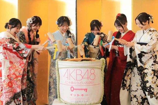 鏡開きに臨む新成人メンバー。左から花田藍衣（めい）さん、久保姫菜乃（ひなの）さん、秋山由奈さん、新井彩永（さえ）さん、工藤華純さん、迫由芽実（ゆめみ）さん